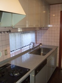 白を基調とした清潔感のあるキッチンと波模様のキッチンタイル 白を基調とした清潔感のあるキッチンと波模様のキッチンタイル